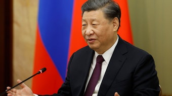 Der chinesische Präsident Xi Jinping gestikuliert während eines Gesprächs mit dem russischen Premierminister Michail Mischustin in Moskau, Russland