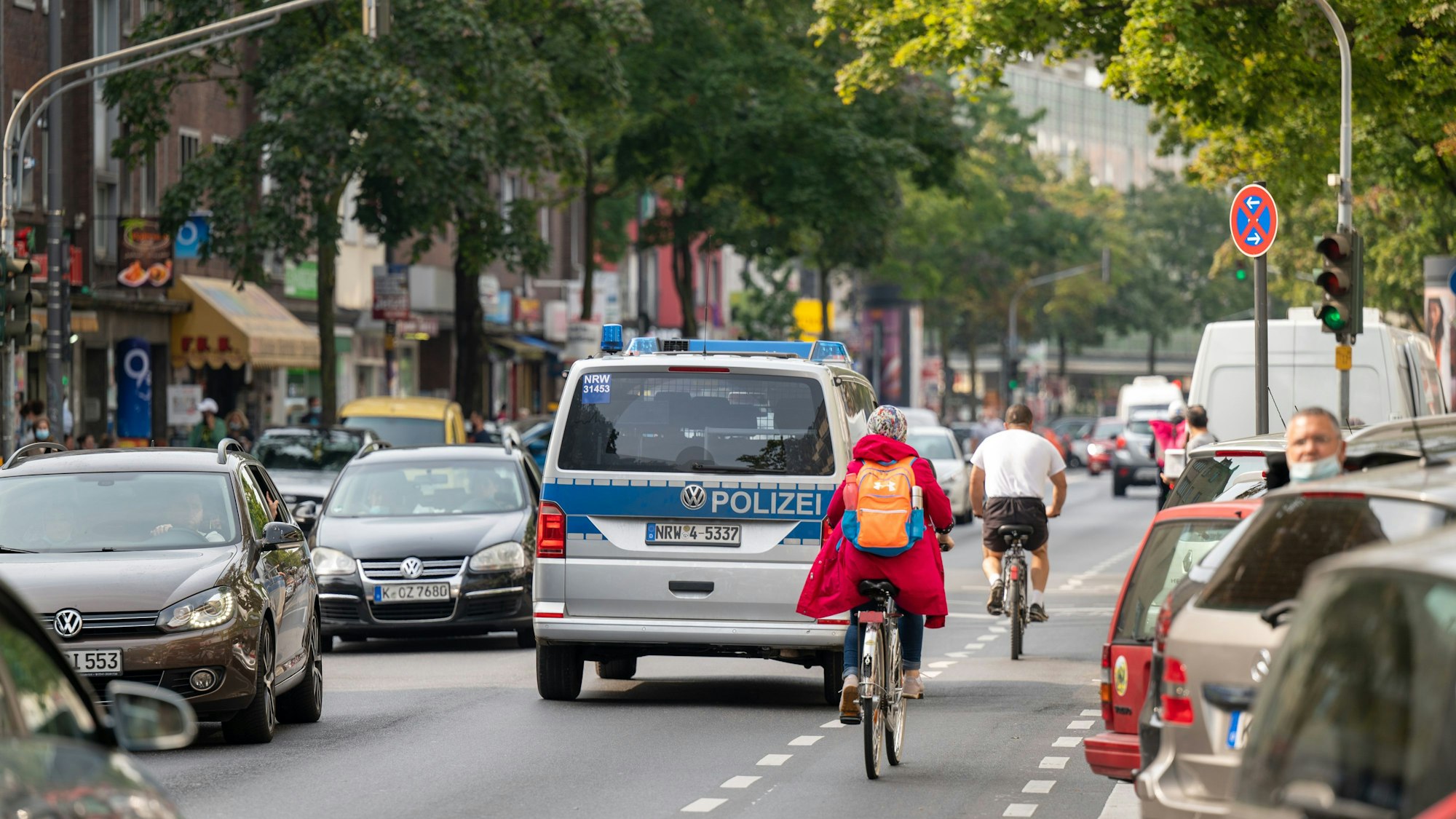 Polizeiauto und Radfahrerbauf der Kalker Hauptstraße.