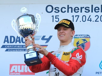 Mick Schumacher vom Prema Powerteam hält den Pokal für seinen Sieg im letzten Rennen der Formel 4 in den Händen.