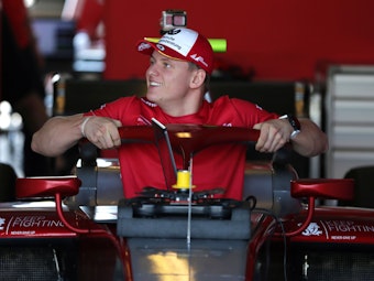Mick Schumacher steigt in seinen Prema-Rennwagen und bereitet sich auf seine Testfahrten auf dem Yas Marina Circuit vor. 