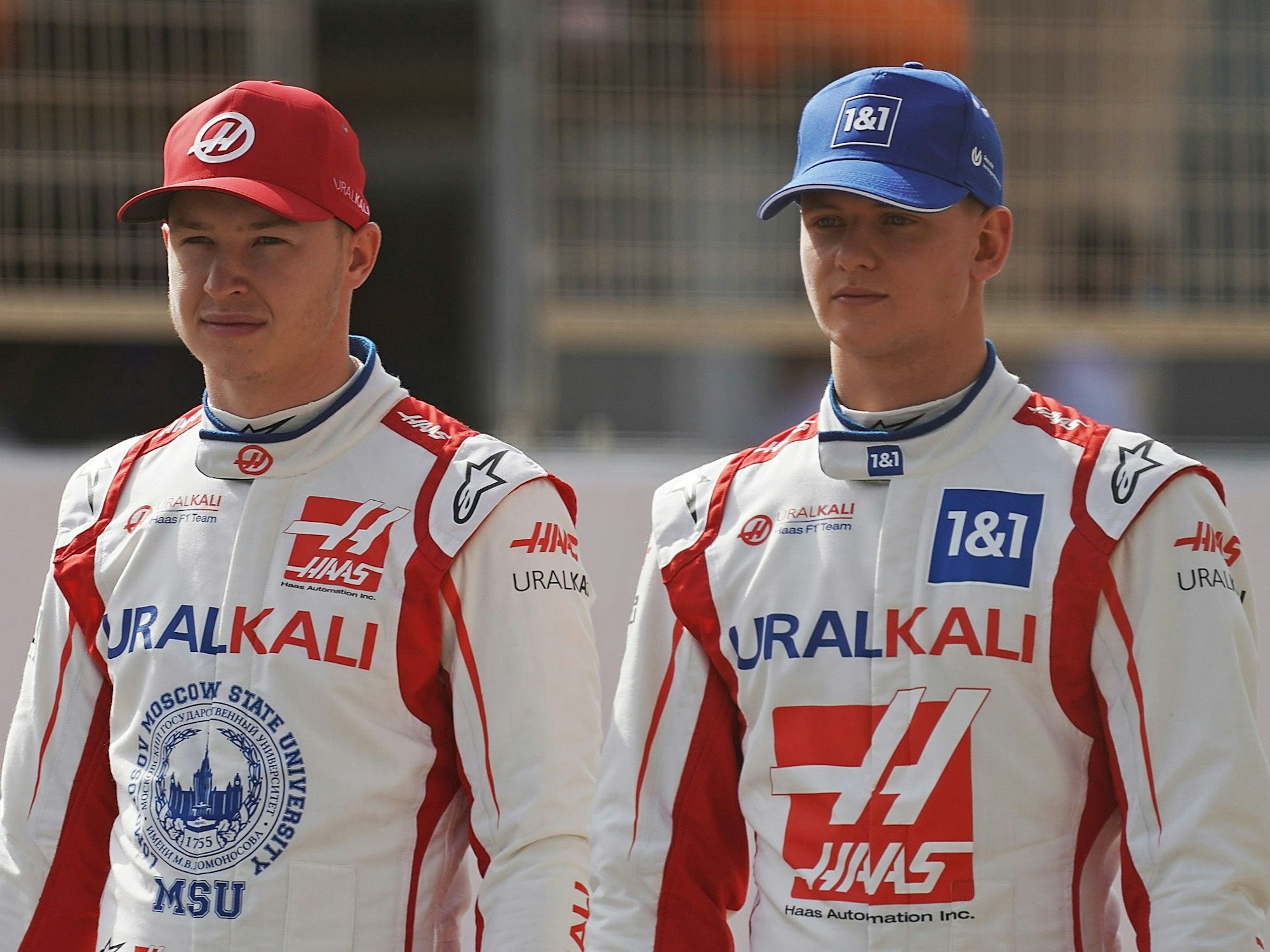 Mick Schumacher vom Haas F1 Team (r) und sein russsischer Teamkollege Nikita Mazepin stehen für Werbeaufnahmen für die Formel 1 bereit.