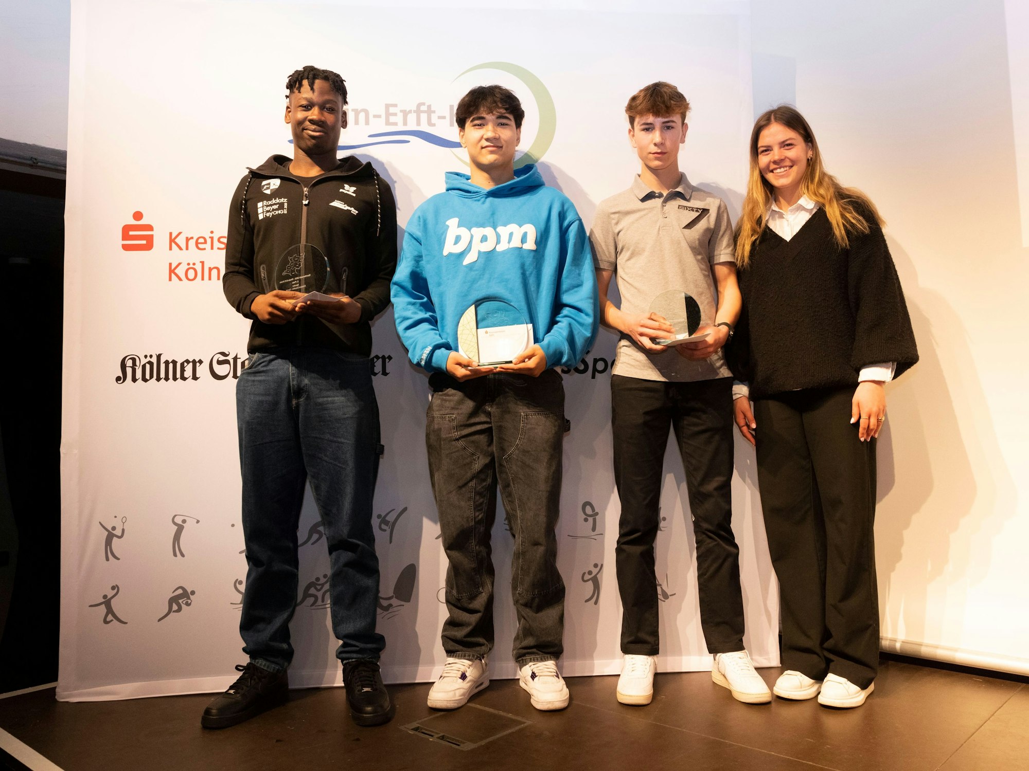 Die Gewinner der Kategorie Sportler: Chidi Onuoha (Platz 2), Franz Dolg (Platz 1), und Jan Krug (Platz 3) erhielten von der Juliane Wirtz, Profi-Fußballspielerin und Sportpatin die Pokale (v.l.).