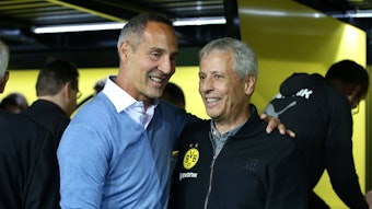 Zwei Ex-Trainer von Borussia Mönchengladbach unter sich: Adi Hütter (l.) legt am 14. August 2018 seinen Arm um Lucien Favre.