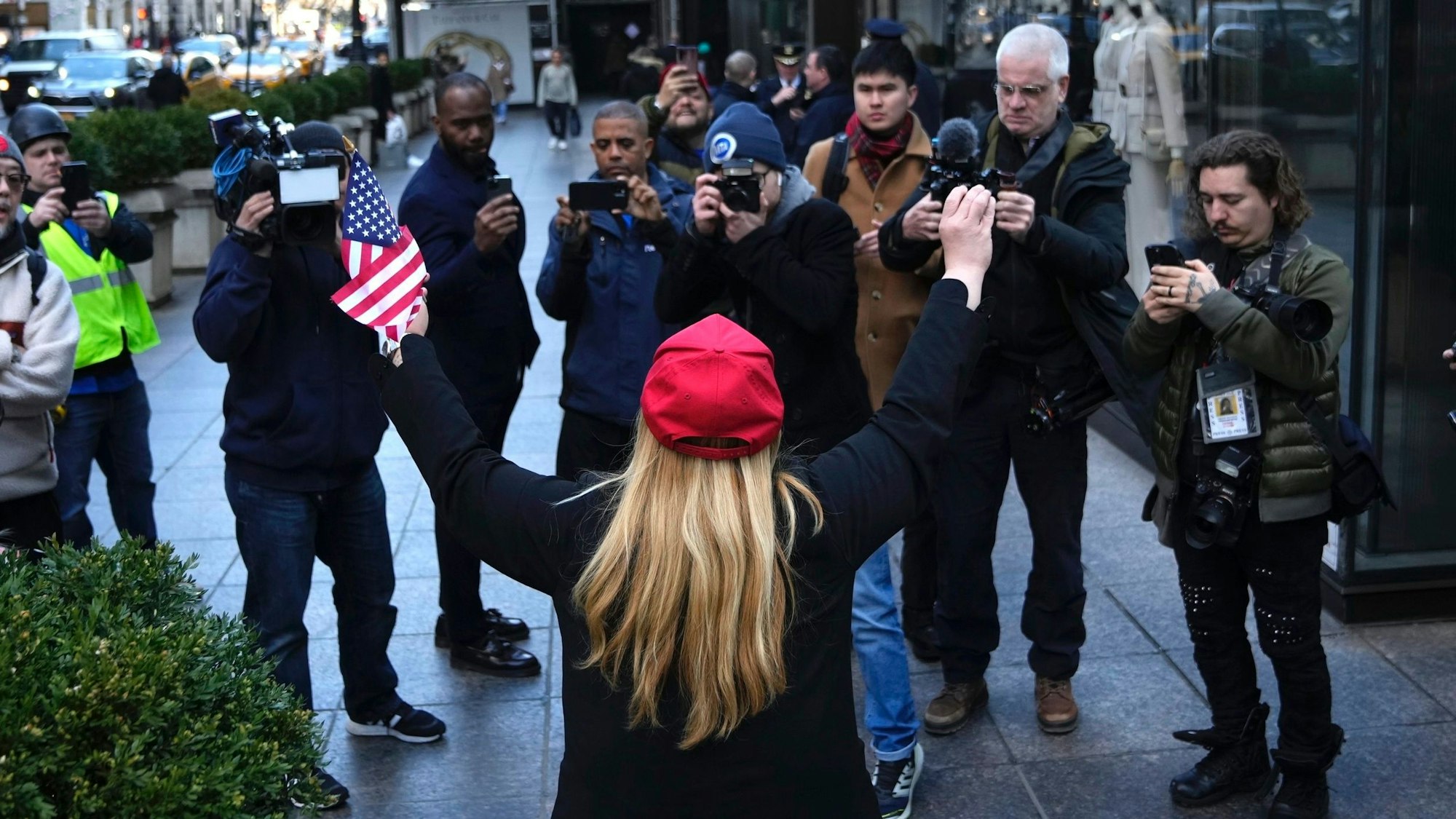 Einsame Unterstützerin: Eine zeigt sich in New York solidarisch mit Ex-Präsident Donald Trump – und wird von Fotografen umringt.