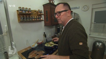 Gastgeber Klaus steht an Tag 2 von Das perfekte Dinner in Potsdam in seiner Küche (TV-Ausstrahlung:  21. März)