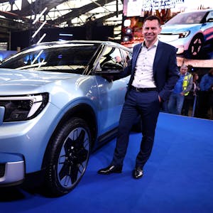 Ford-Werke-Chef Martin Sander präsentiert stolz das erste in Köln entwickelte vollelektrische Auto des Konzerns.