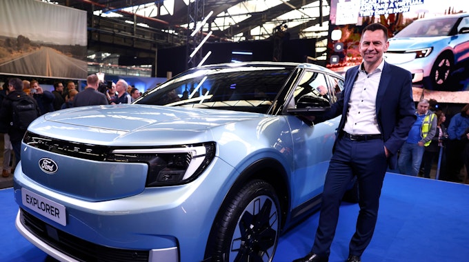 Ford-Werke-Chef Martin Sander präsentiert stolz das erste in Köln entwickelte vollelektrische Auto des Konzerns.