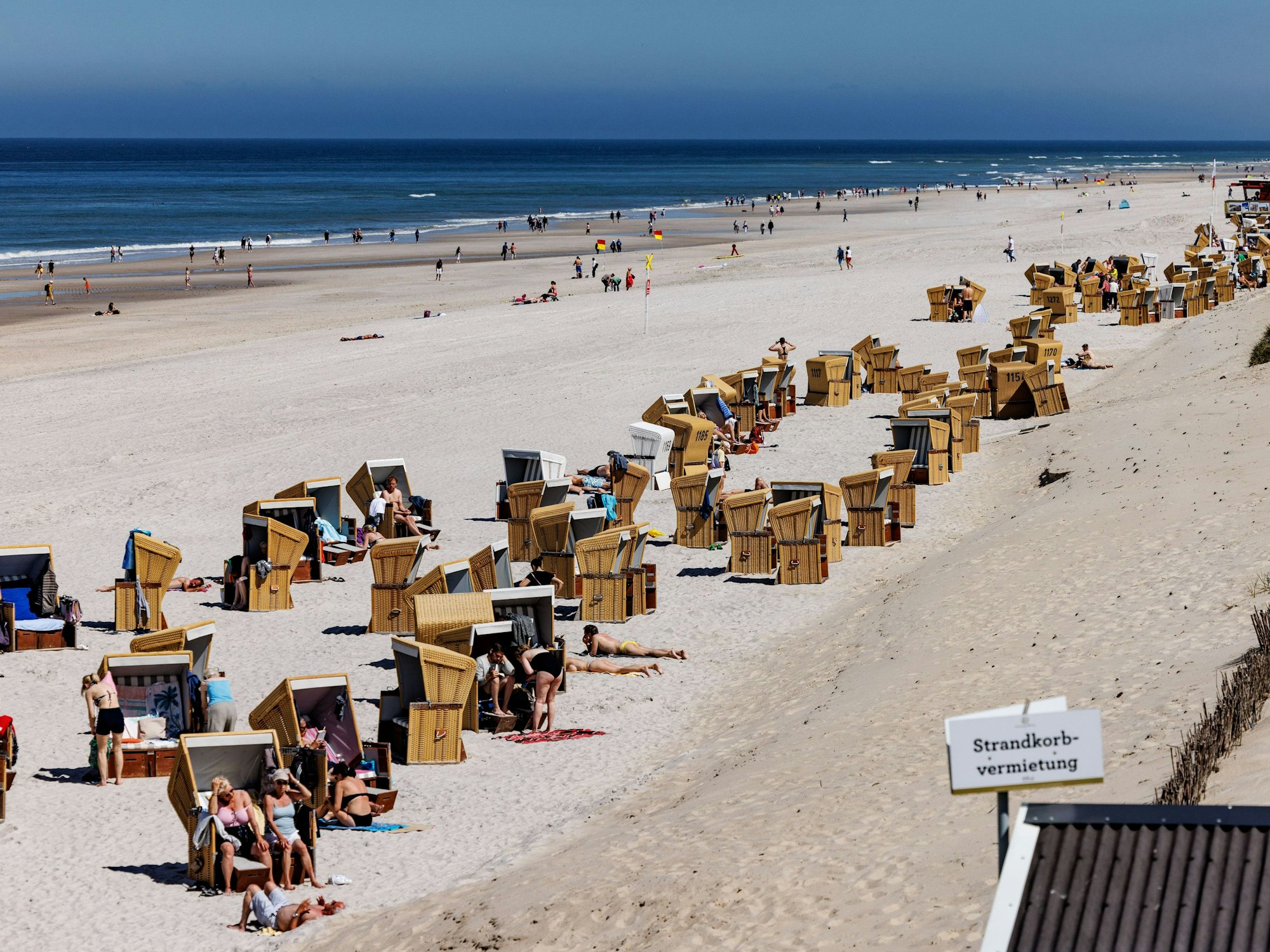 Gäste der Insel Sylt, hier im Juni 2022, genießen die Sonne am Strand und in den Strandkörben.