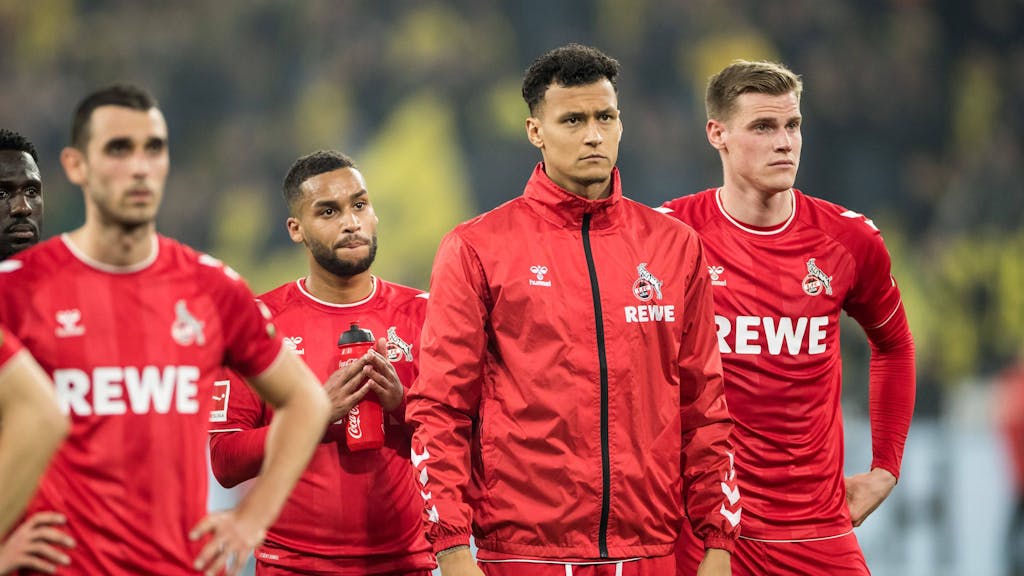 Davie Selke, Steffen Tigges, Linton Maina und Ellyes Skhiri schauen traurig Richtung Kölner Fans.