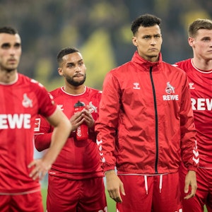 Davie Selke, Steffen Tigges, Linton Maina und Ellyes Skhiri schauen traurig Richtung Kölner Fans.