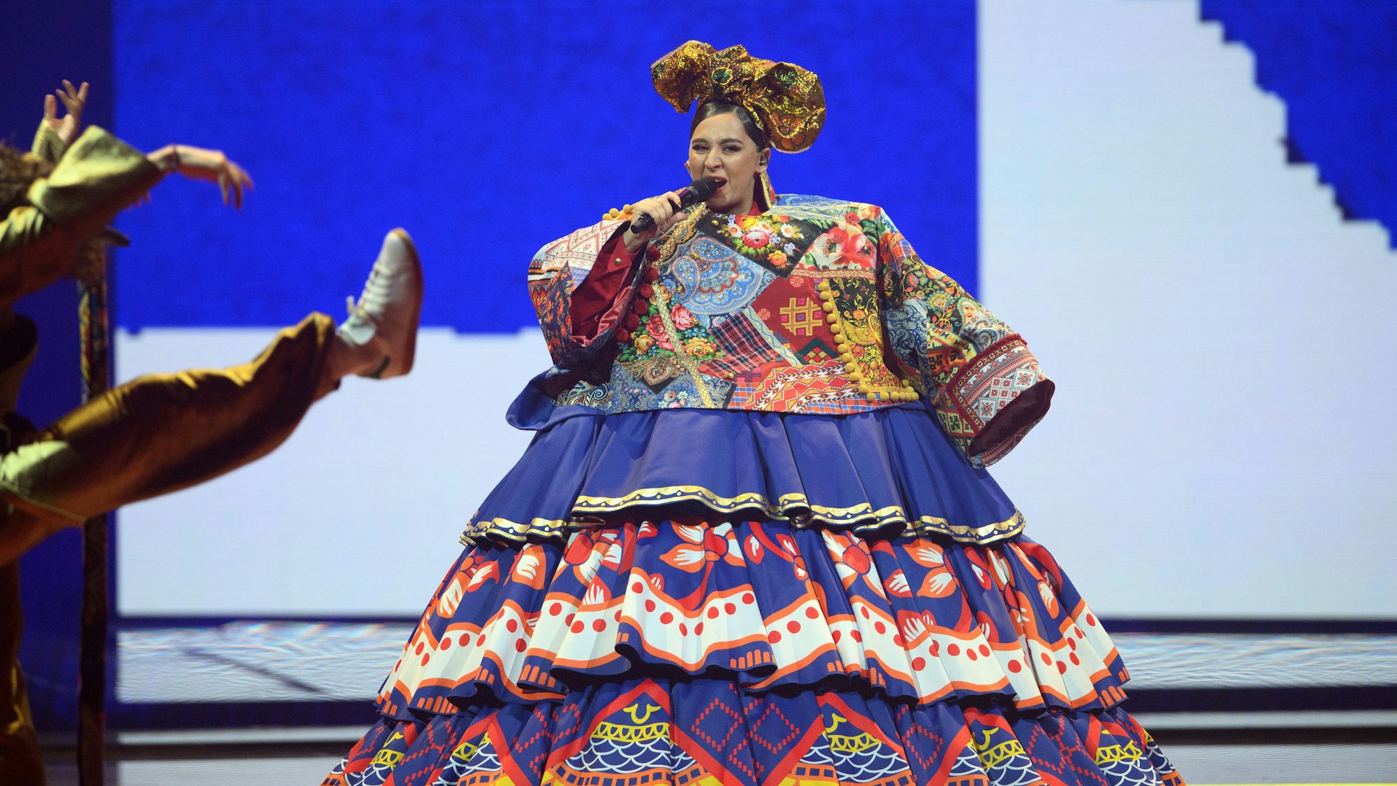 Manizha (Russland) mit einem riesigen Kleid auf der Bühne.
