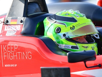 Mick Schumacher sitzt vor einem Rennen der Formel 3 in seinem Boliden.
