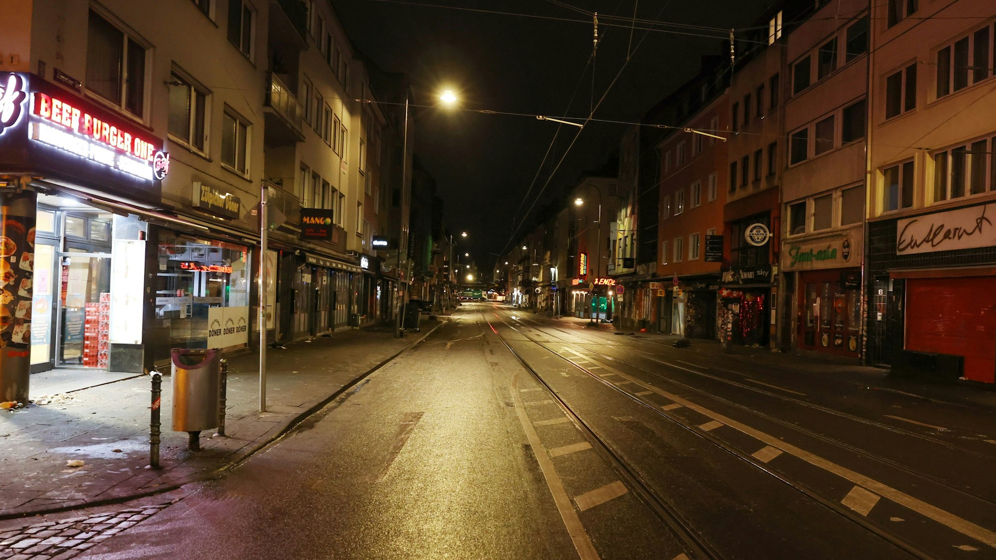 Das Bild zeigt die Zülpicher Straße bei Nacht.