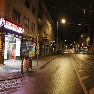 Das Bild zeigt die Zülpicher Straße bei Nacht.