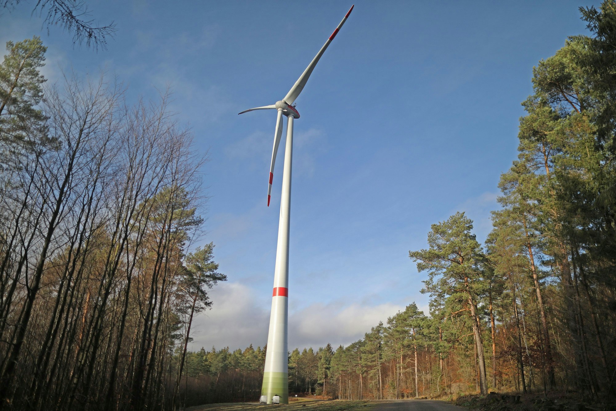 Ein Windrad steht im Wald Peterberg bei Vossenack. Der Bau Windrädern in Wäldern ist in NRW umstritten. (zu dpa «Zwischen Naturschutz und Energiewende: Streit um Windräder im Wald») +++ dpa-Bildfunk +++