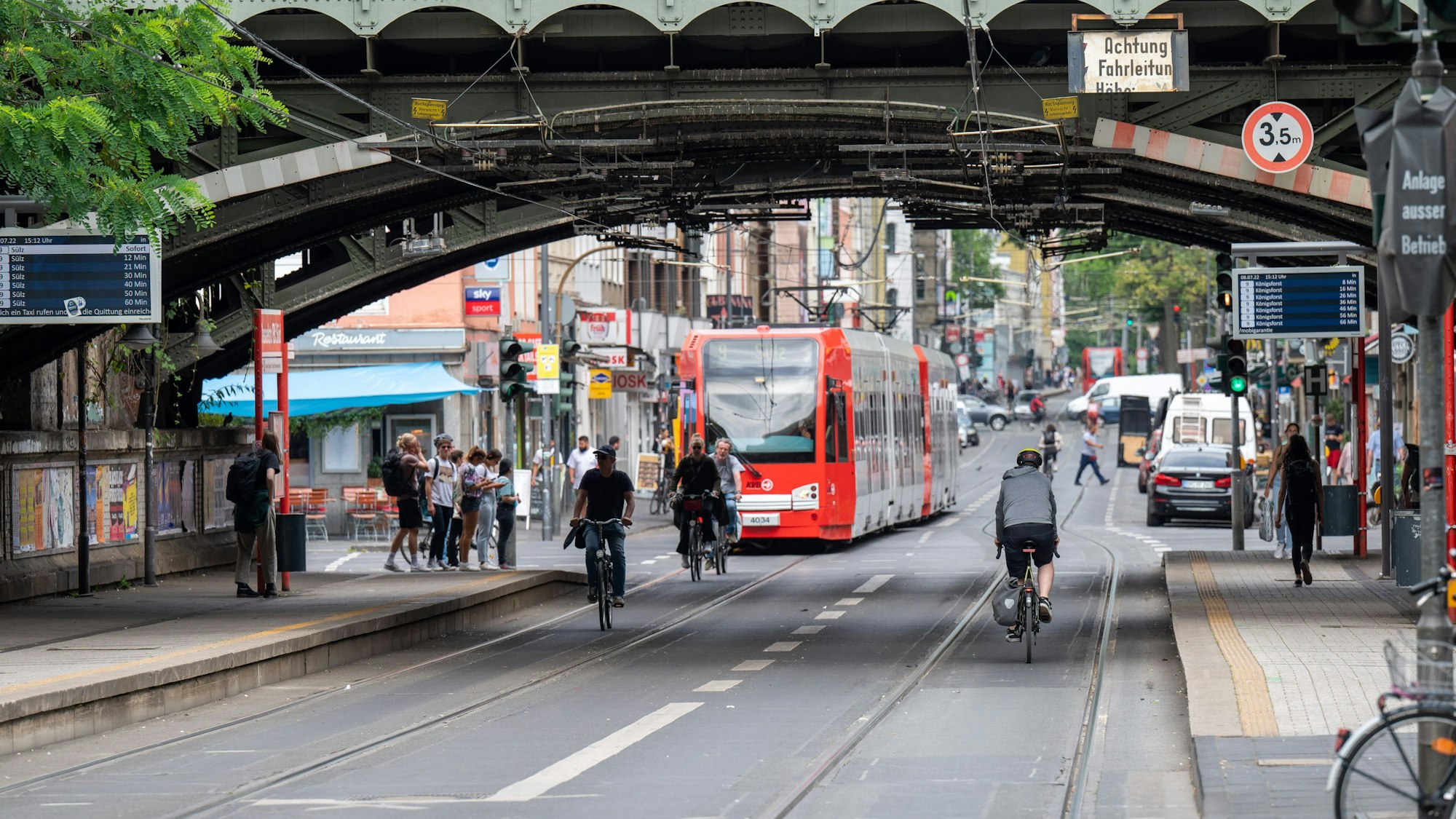 Fahrradfahrer in der Zülpicher Straße zwischen Mensa und Zülpicher Wall.
