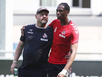 Steffen Baumgart mit Kingsley Ehizibue auf dem Trainingsplatz.