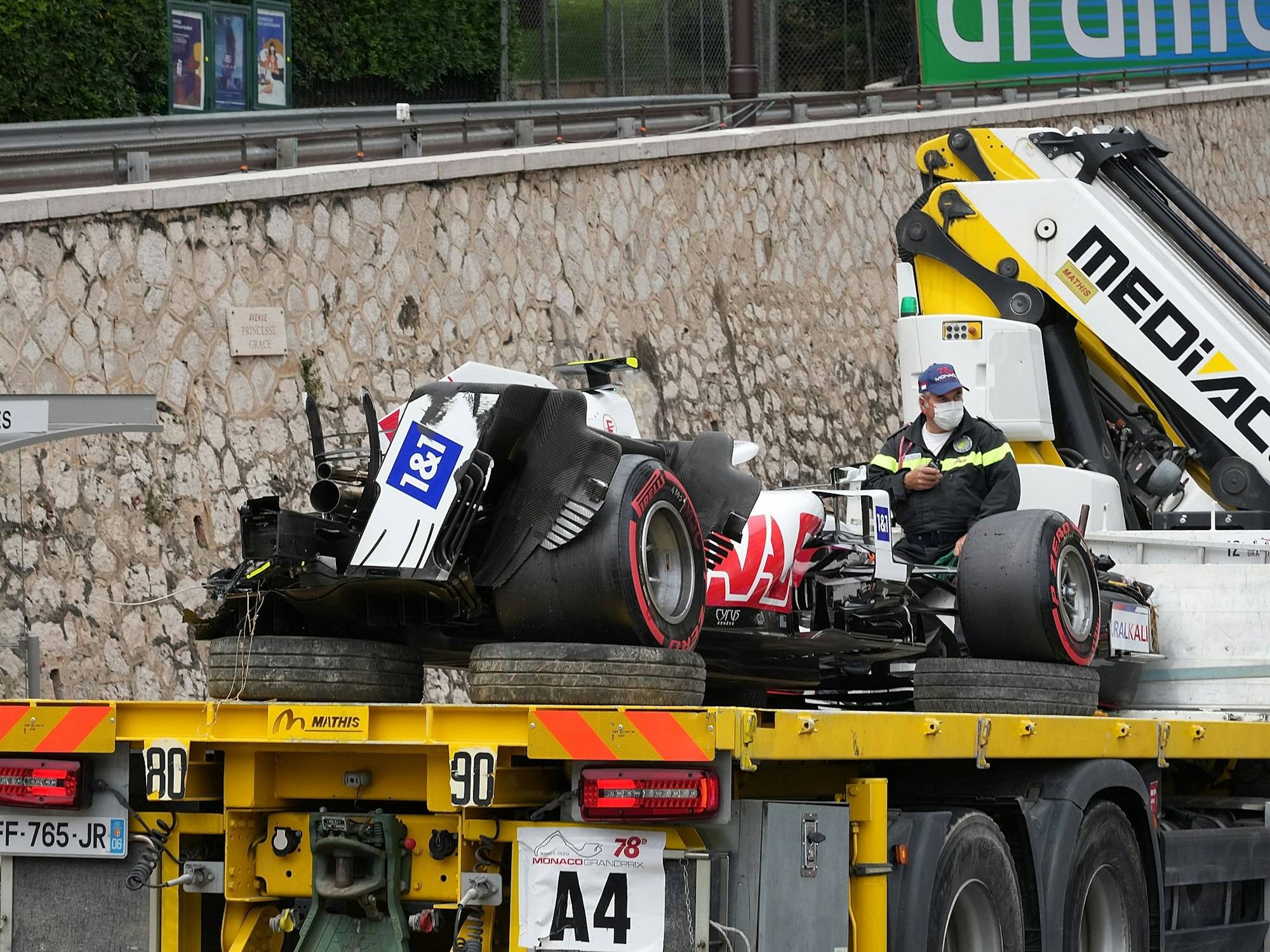 Das Auto von Mick Schumacher vom Haas F1 Team steht nach einem Unfall auf einem Abschleppwagen.