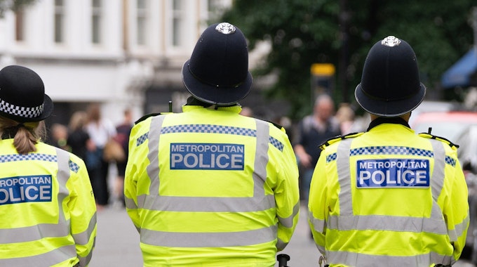 London: Polizisten stehen während einer Demonstration auf einer Straße.