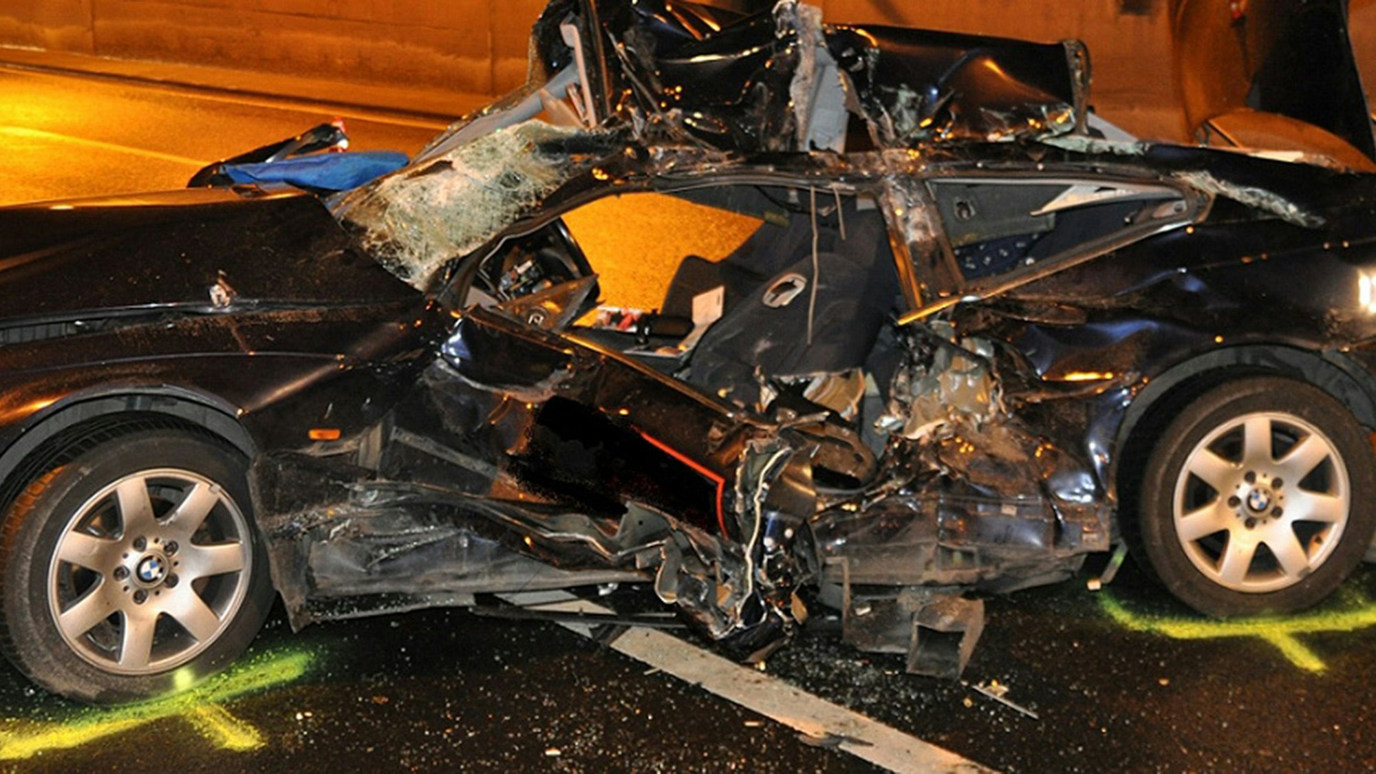 Das Bild zeigt ein vollständig zerstörtes Auto nach einem Unfall.