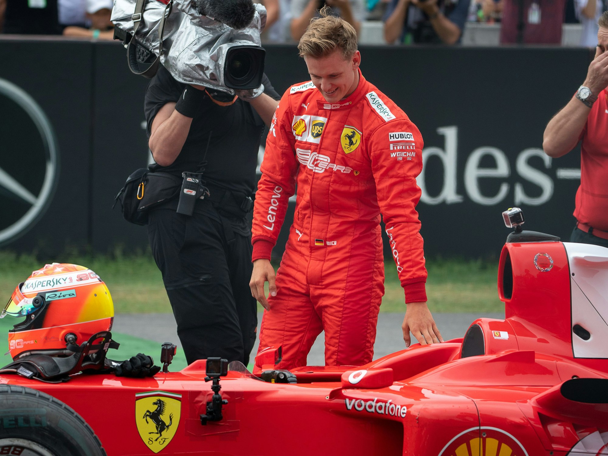 Mick Schumacher, Formel-2-Fahrer, steht auf dem Hockenheimring, nachdem er mit dem Wagen seines Vaters, dem Formel-1-Fahrer Schumacher, gefahren ist, neben dem Wagen.
