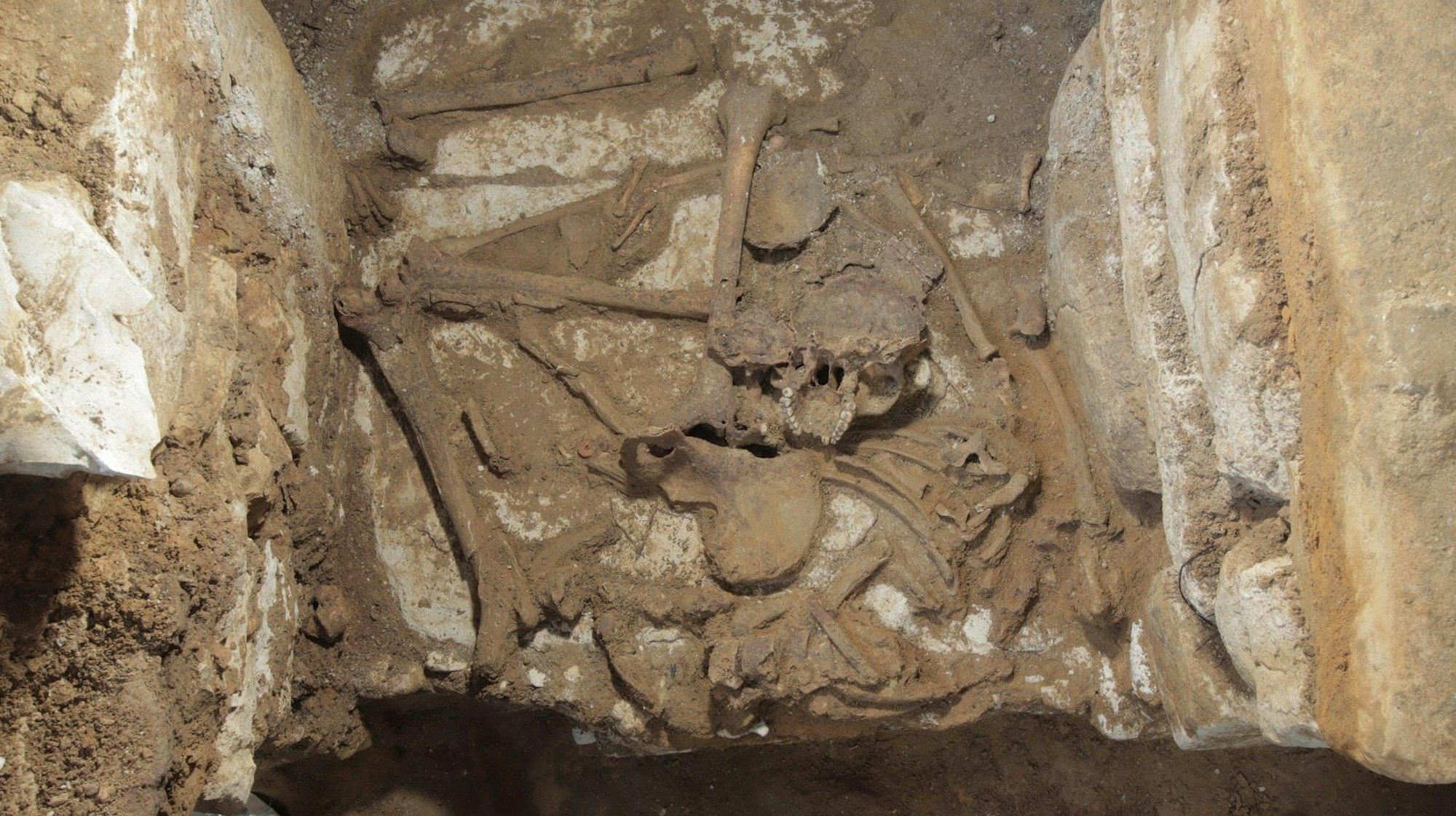 Im mexikanischen Palenque haben Bauarbeiter eine bisher unbekannte Grabkammer der Maya entdeckt. In ihr wurde ein vollständig erhaltenes menschliches Skelett gefunden.