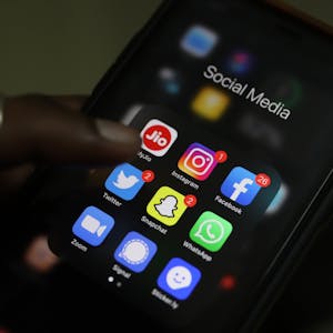 Der Bildschirm eines Smartphones, zu sehen sind Apps aus dem Bereich Social Media&nbsp;