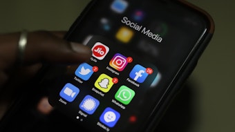 Der Bildschirm eines Smartphones, zu sehen sind Apps aus dem Bereich Social Media