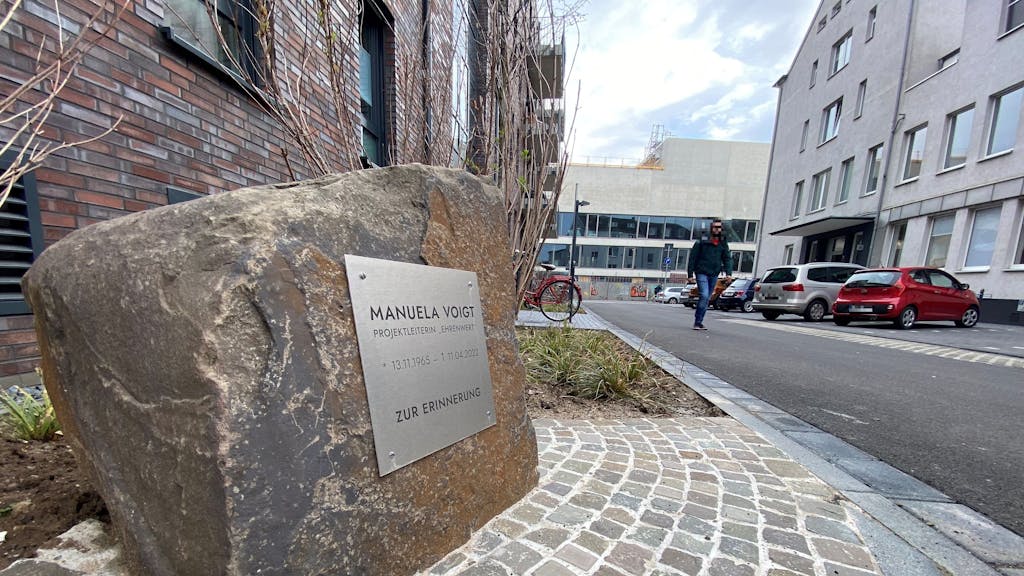 Am Neubauprojekt Ehrenwert in Ehrenfeld weist ein Gedenkstein auf die verstorbene Projektleiterin Manuela Voigt hin.