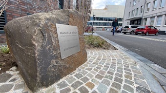 Am Neubauprojekt Ehrenwert in Ehrenfeld weist ein Gedenkstein auf die verstorbene Projektleiterin Manuela Voigt hin.