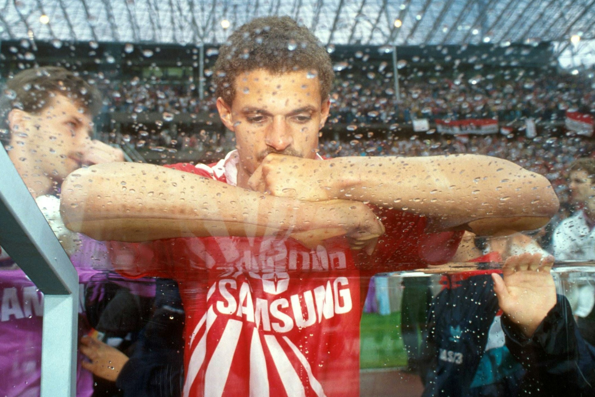 FC-Stürmer Maurice Banach zeigt sich im Berliner Olympiastadion nachdenklich nach dem verlorenen DFB-Pokalfinale 1991 gegen Werder Bremen.