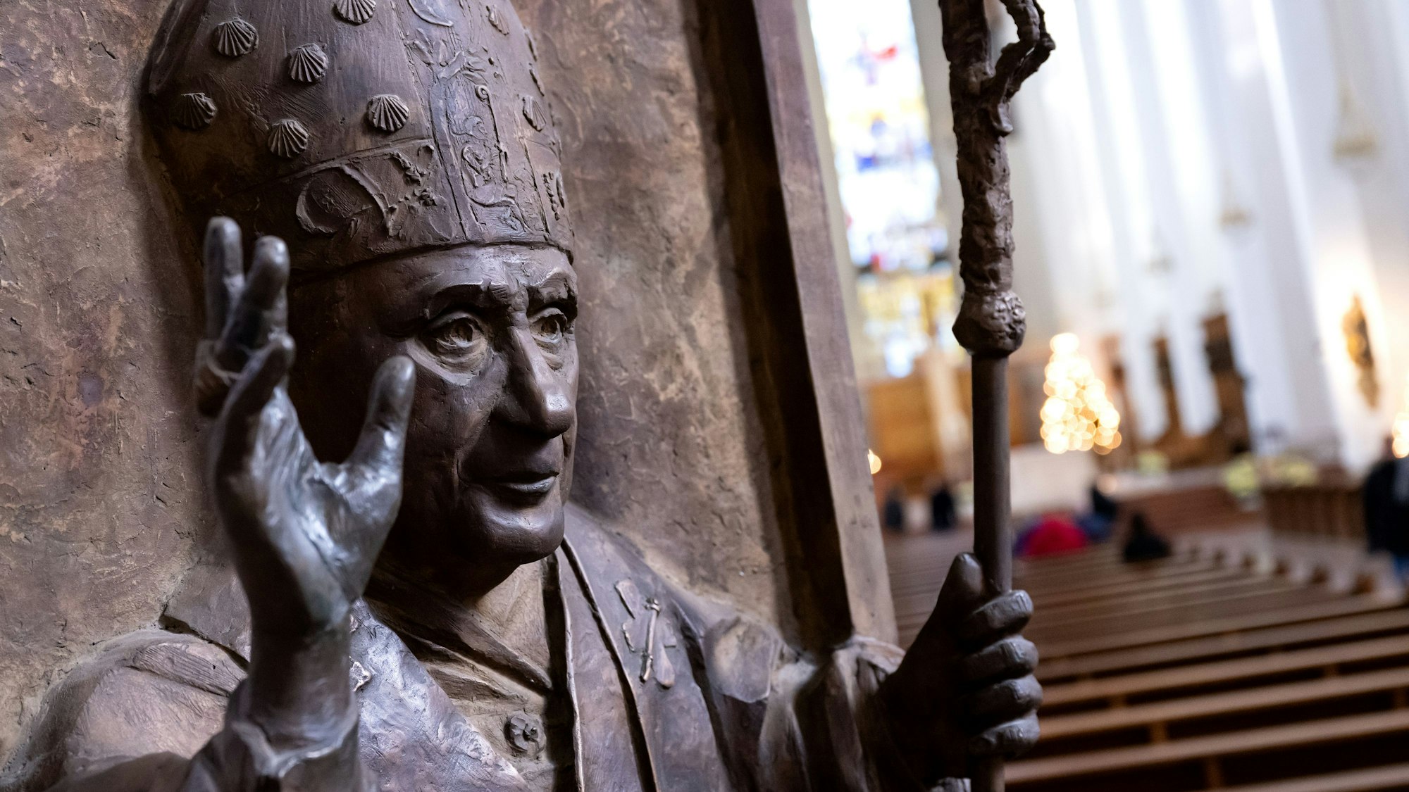 Ein Relief in der Frauenkirche zeigt Papst Benedikt XVI. Der emeritierte Papst Benedikt XVI. ist nach Auskunft seines Nachfolgers Franziskus «sehr krank». +++ dpa-Bildfunk +++
