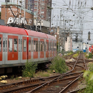 Eine S-Bahn passiert den Bereich Hansaring in Köln. Die Deutsche Bahn baut ihr Kölner Streckennetz aus.