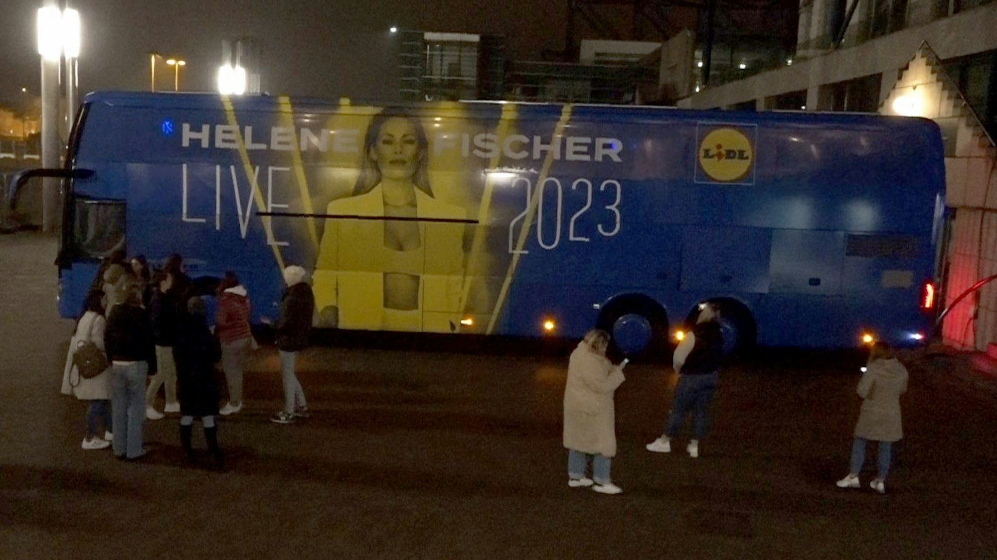 Fans haben sich vor dem Tourbus der Sängerin Helene Fischer vor der ÖVB-Arena versammelt.