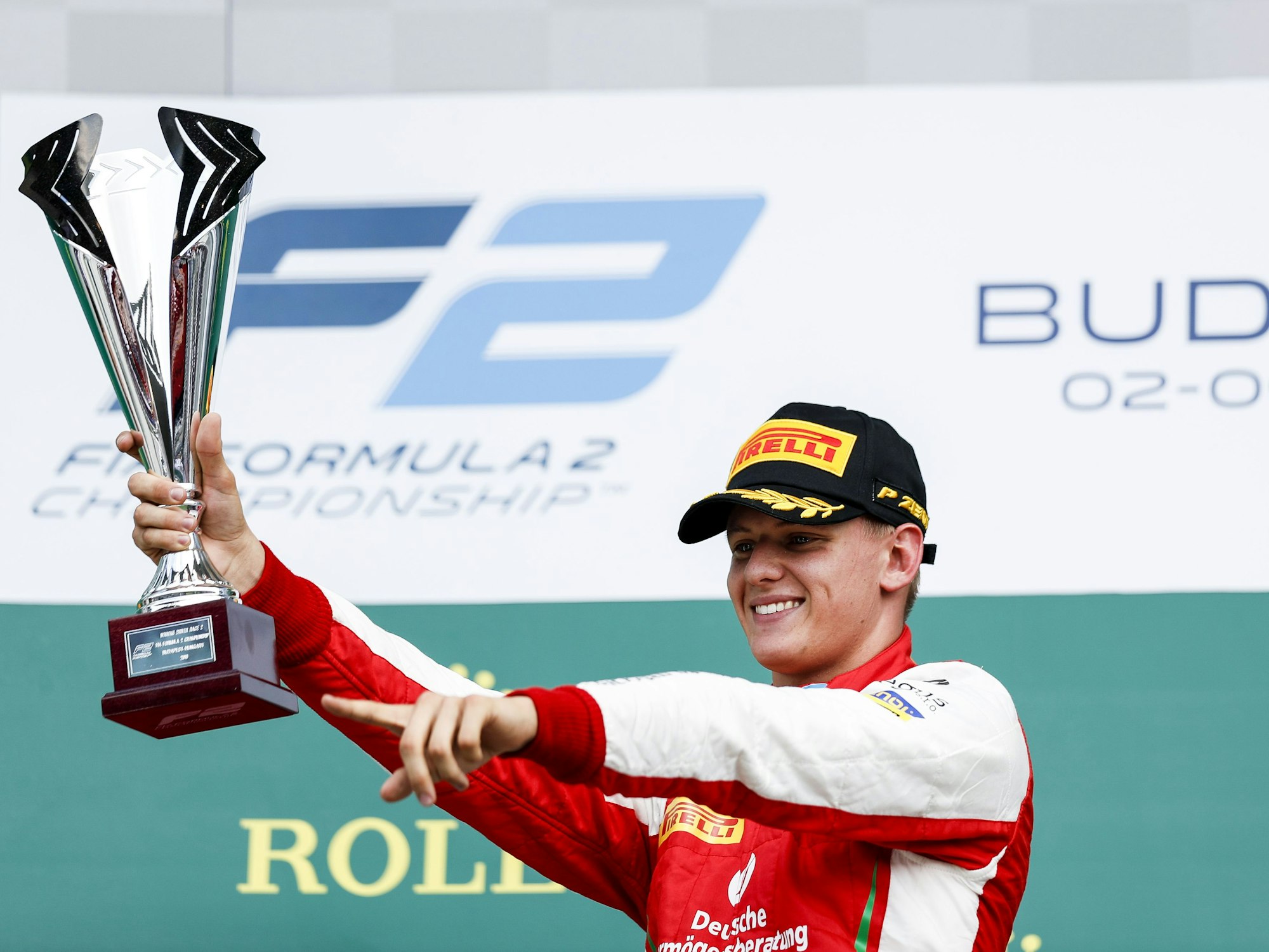 Mick Schumacher von Prema Racing jubelt auf dem Podium nach seinem Sieg im Sprintrennen bei der FIA Formel-2-Meisterschaft 2019 auf dem Hungaroring. 