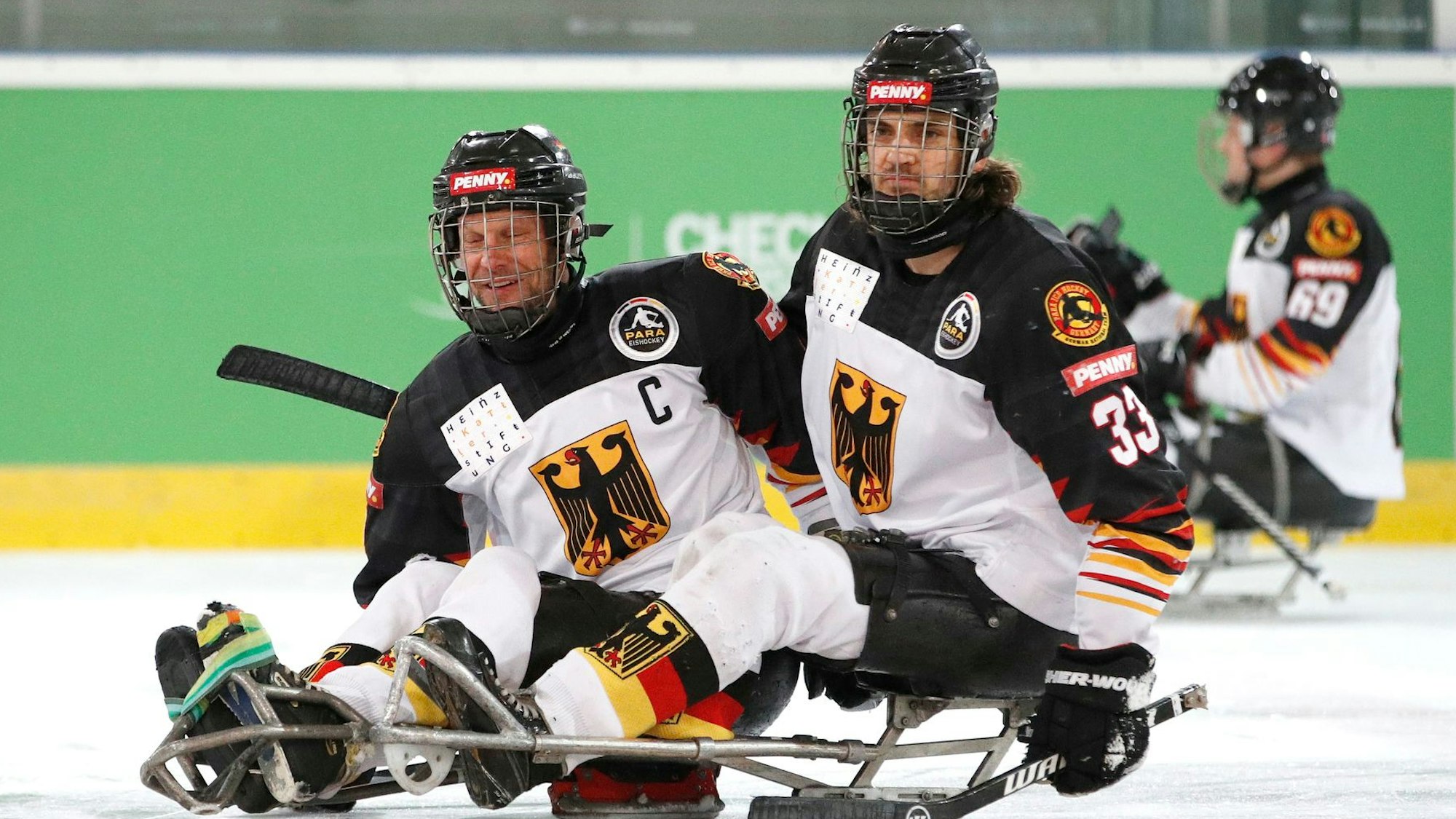 Zu sehen sind zwei Spieler der deutschen Para-Eishockey-Nationalmannschaft in ihren Sportschlitten.