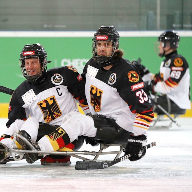 Zu sehen sind zwei Spieler der deutschen Para-Eishockey-Nationalmannschaft in ihren Sportschlitten.&nbsp;