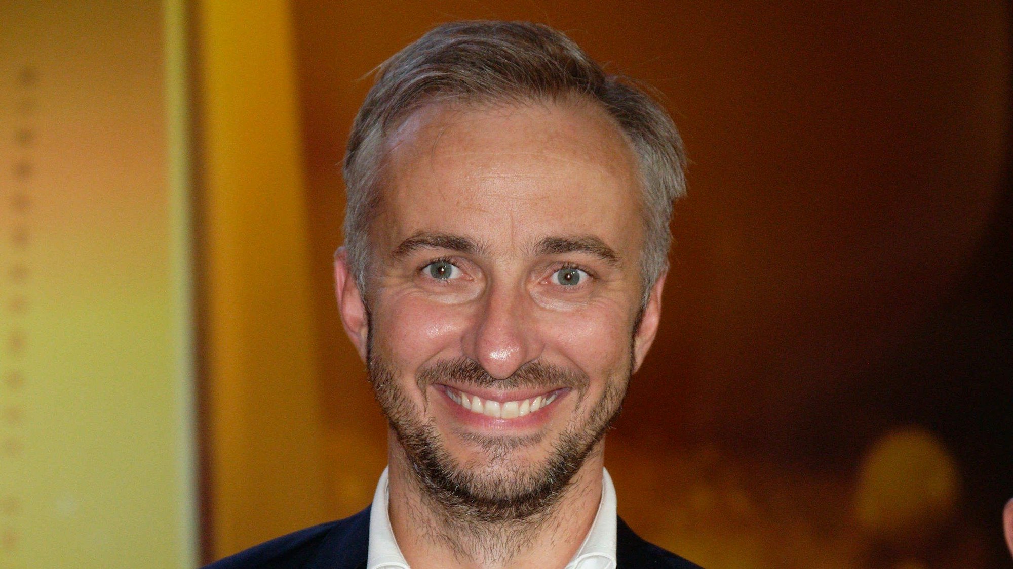 Moderator und Satiriker Jan Böhmermann blickt in die Kamera bei der Verleihung des Grimme-Preises 2023.
