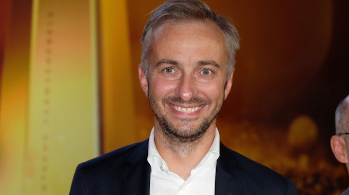 Der Satiriker Jan Böhmermann lacht bei einer Preisverleihung in die Kamera. Böhmermann moderiert das „ZDF Magazin Royale“ im ZDF.