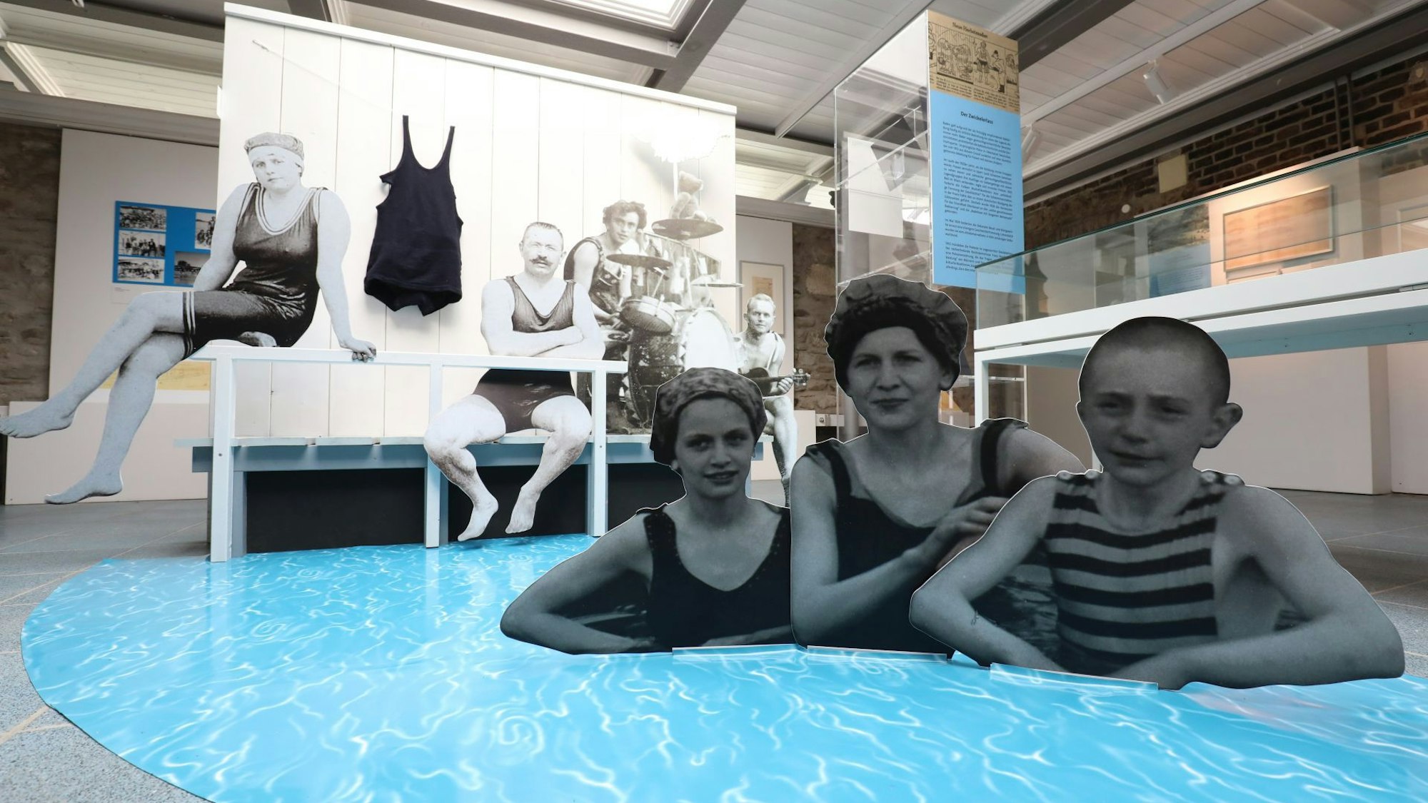 In der Ausstellung waren großformatig Bilder von Badegästen in den damals üblichen Badeanzügen zu sehen, die wohl Anfang des 20. Jahrhunderts entstanden sind.