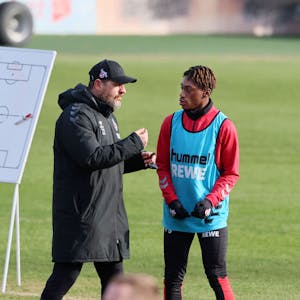 FC-Trainer Steffen Baumgart spricht während des Trainings mit Justin Diehl.