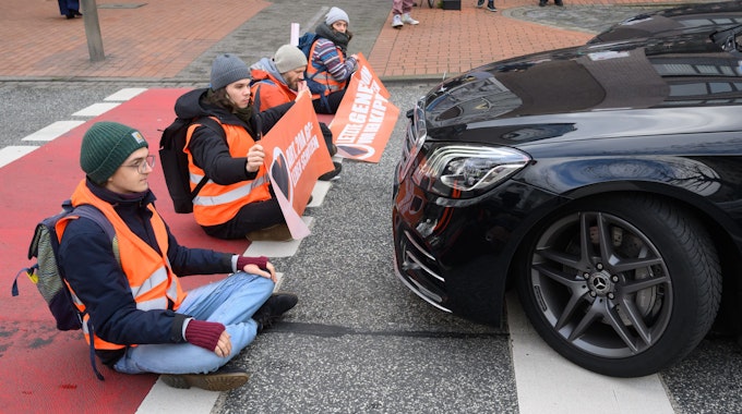Aktivisten der Gruppierung „Letzte Generation“ blockieren in Hannover den Verkehr. In Dresden kam es bei einer ähnlichen Blockade nun zu Übergriffen auf die Aktivisten. (Archivbild)