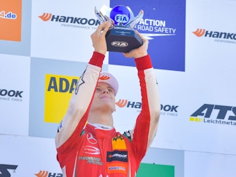 Mick Schumacher vom Prema Powerteam hält den Siegerpokal für den Gesamtsieg der Formel 3 in den Händen.