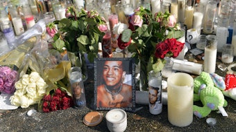 Gedenken an den ermordeten Rapper XXXTentacion mit Rosen, Kerzen und Bildern.