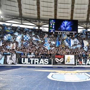 Die Fans von Lazio Rom auf der Tribüne