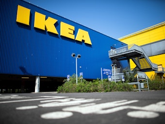 Die Fassade einer IKEA-Filiale in Köln mit dem großen IKEA-Schriftzug, hier im April 2020. Piktogramme am Boden weißen auf die Familienparkplätze bei einem Ikea-Einrichtungshaus hin.