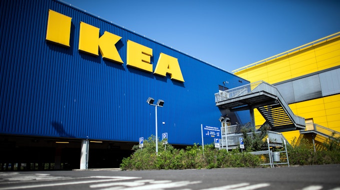Die Fassade einer IKEA-Filiale in Köln mit dem großen IKEA-Schriftzug, hier im April 2020. Piktogramme am Boden weißen auf die Familienparkplätze bei einem Ikea-Einrichtungshaus hin.