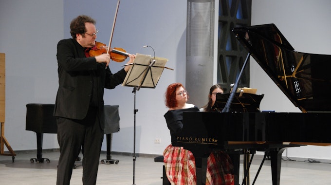 Wallgrabenkonzert mit Werner von Schnitzler und der Pianistin Ana Mirabela Dina.