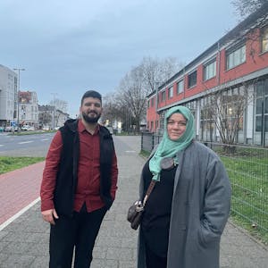 Enes Sariyar und Nefiyse Erilli stehen auf der Äußeren Kanalstraße.
