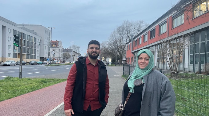 Enes Sariyar und Nefiyse Erilli stehen auf der Äußeren Kanalstraße.